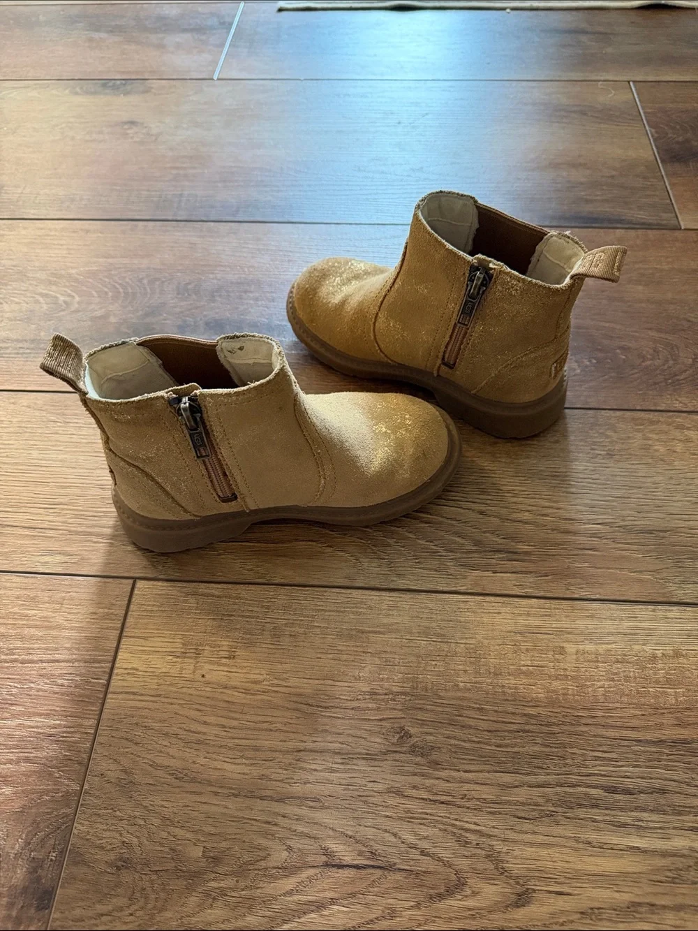 UGG Girls' Chelsea Boots in Metallic Tan